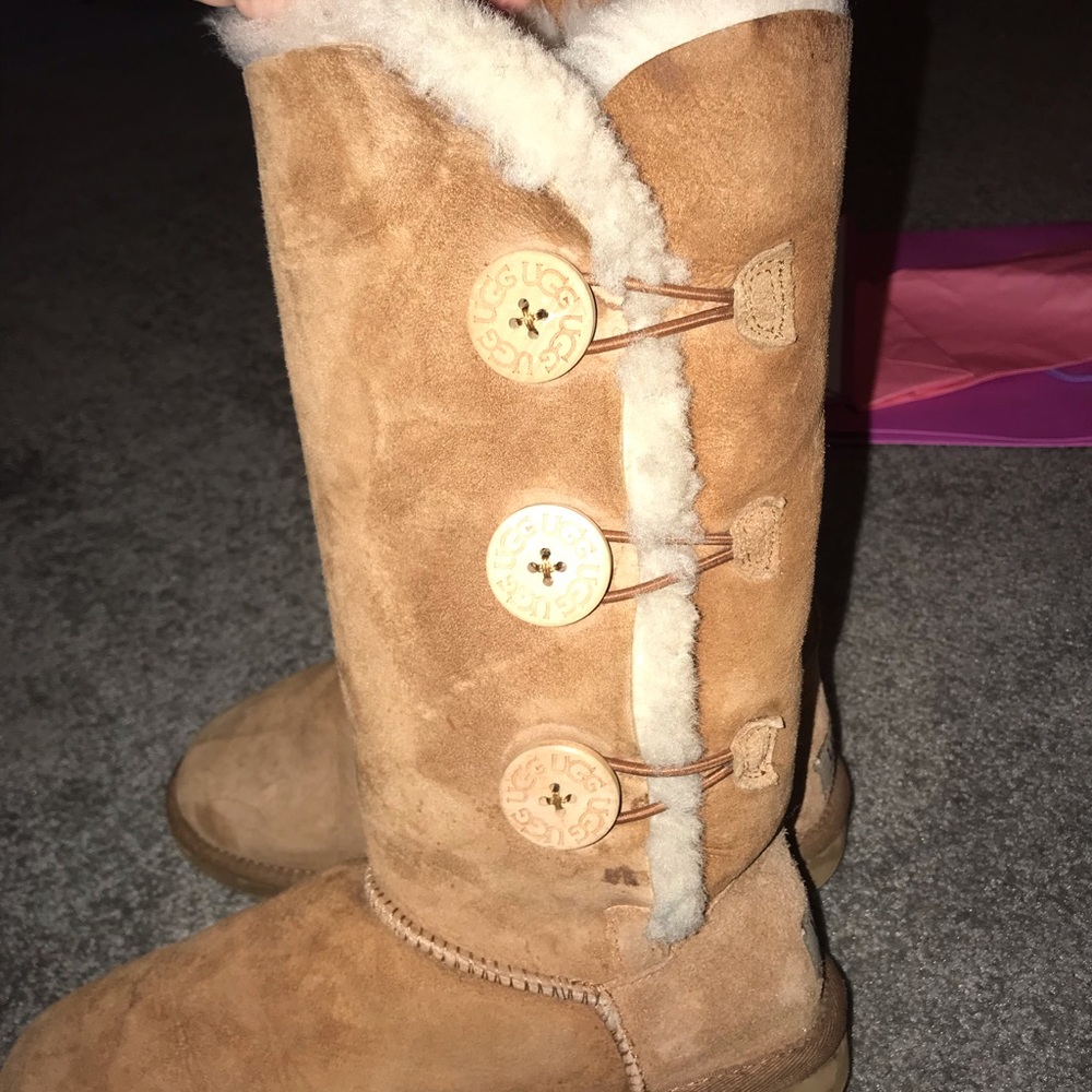 Tall chesnut Bailey button Ugg’s